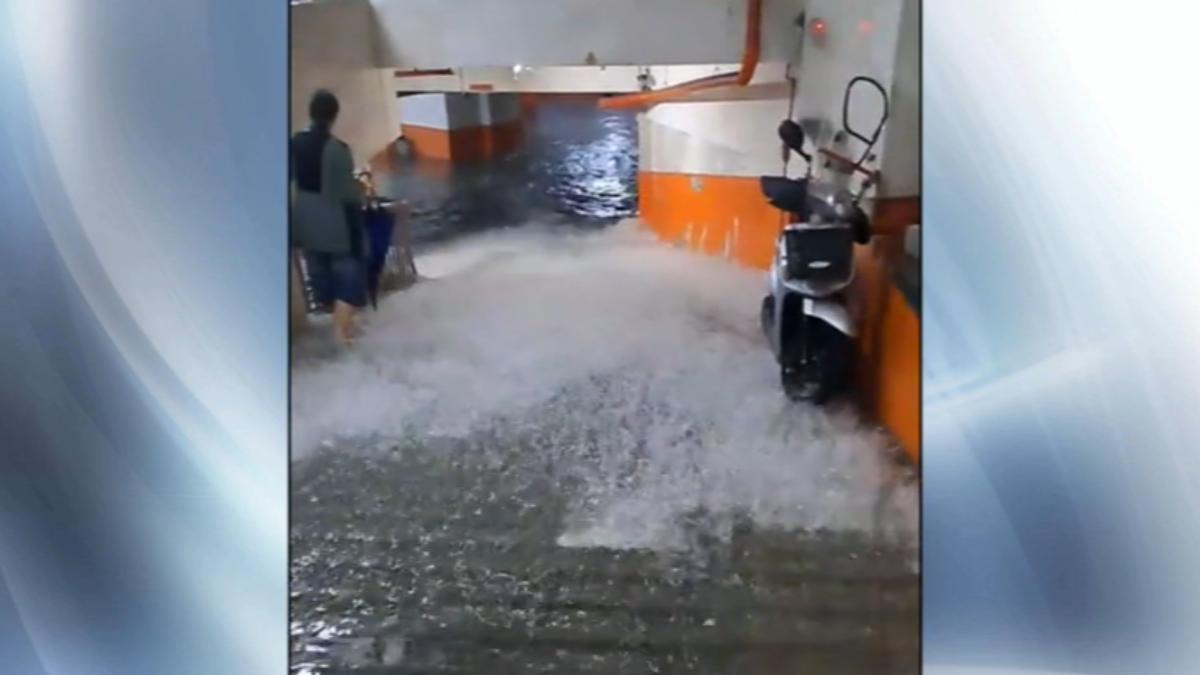 水淹地下室,車道成瀑布。(圖/社區住戶提供)