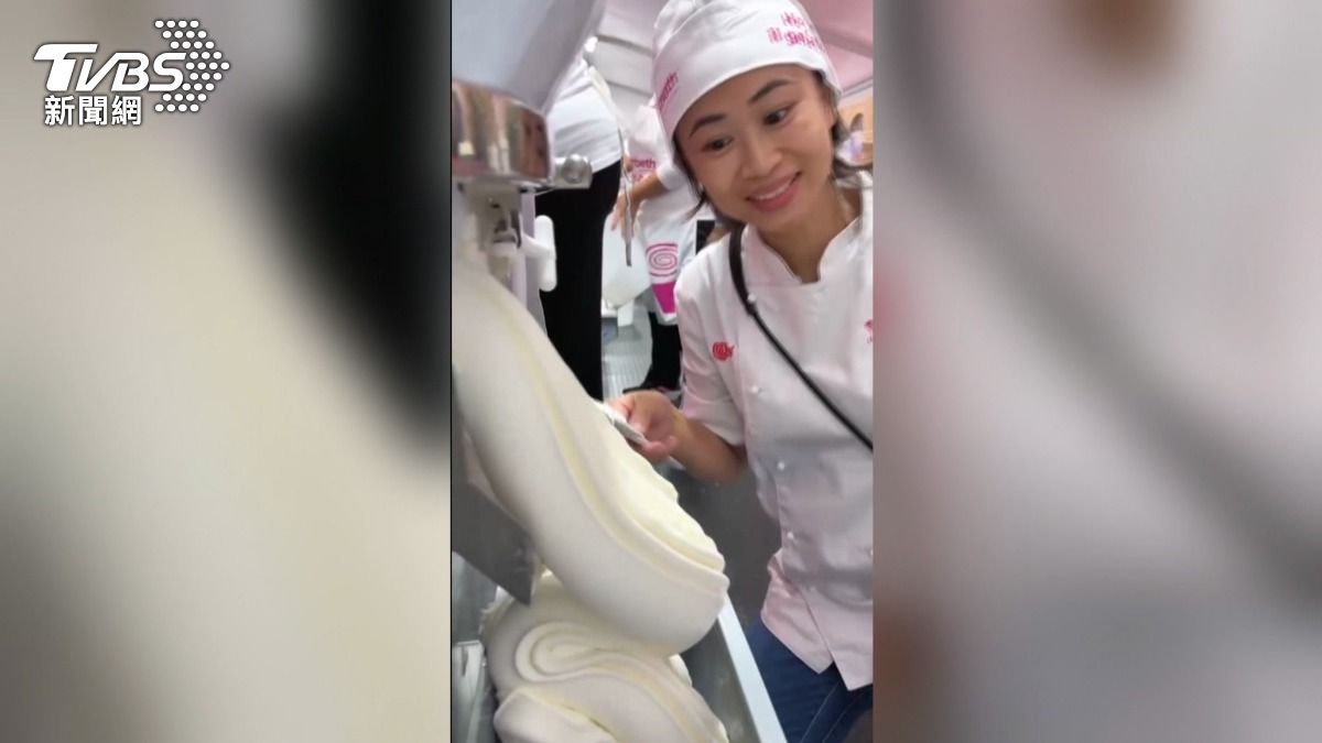 顧客讚賞這款以台灣烏龍茶製作的冰淇淋,表示它茶香濃郁且口感醇厚。(圖/民眾提供)