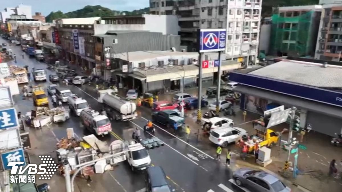 蘇澳3200戶泡水，中山路滿地泥濘，居民咬牙清淤，出動灑水車。（圖／TVBS）