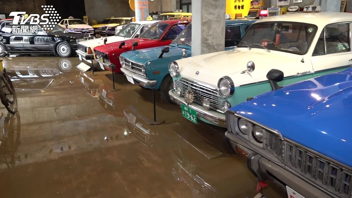 蘇澳計程車博物館泡泥水。(圖/TVBS)