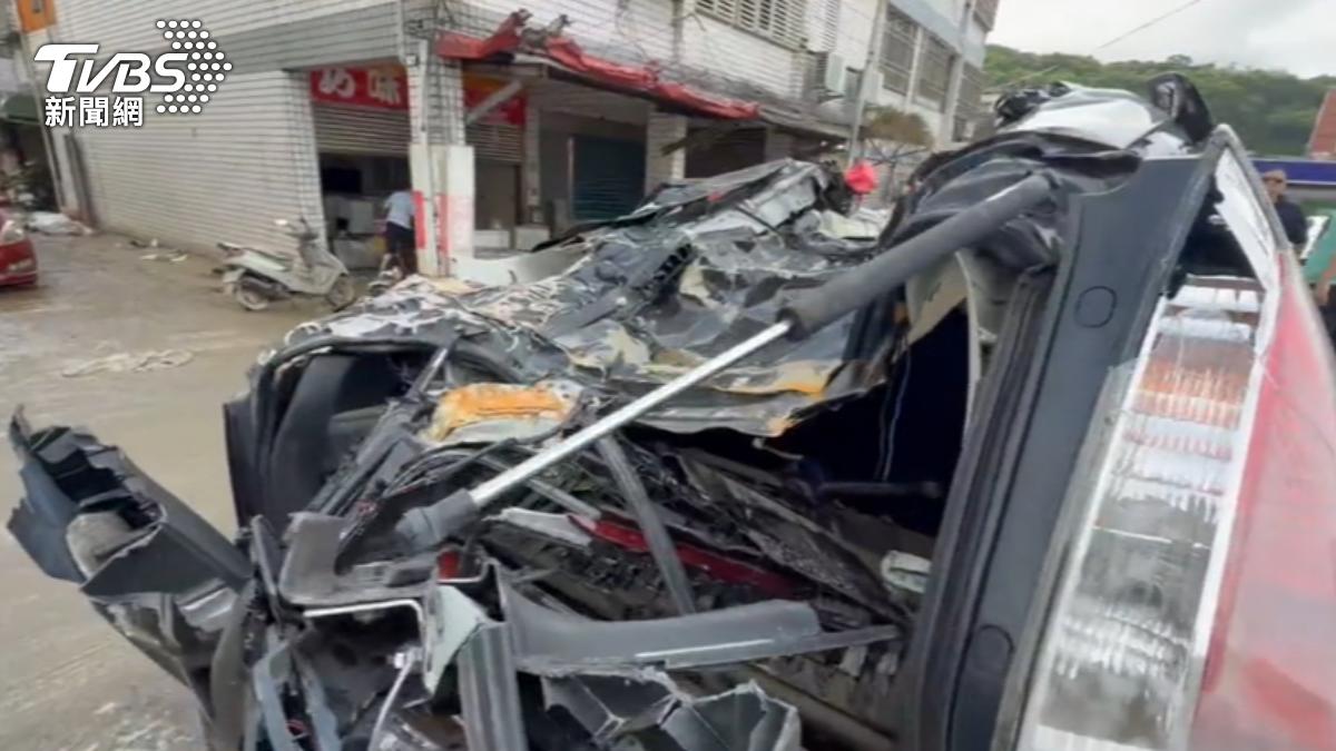國軍趕救災,拋錨車疑遭AAV7壓過變廢鐵。(圖/TVBS)