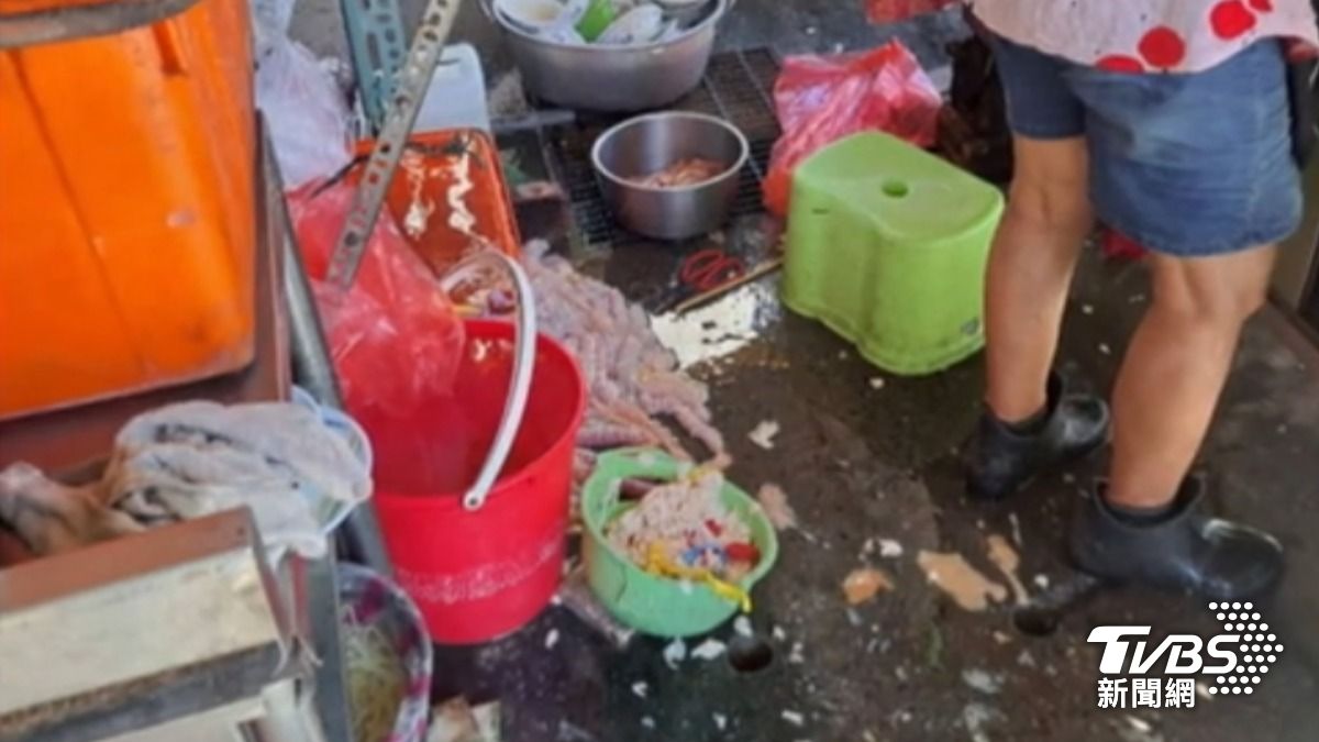豬腸竟然在地上堆成小山。（圖／TVBS）