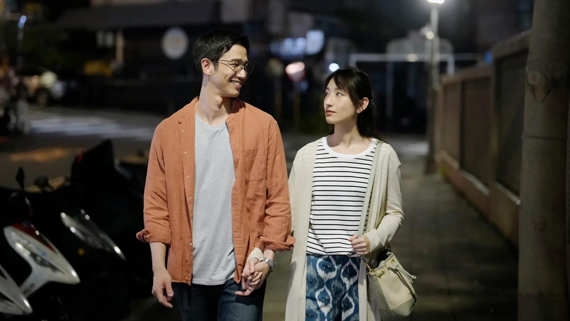 《童話故事下集》曾學友(劉以豪飾演)貼心幫買衛生棉,成為林宜玲(柯佳嬿飾演)想要嫁給對方的原因之一。(圖/翻攝自FB童話故事下集)