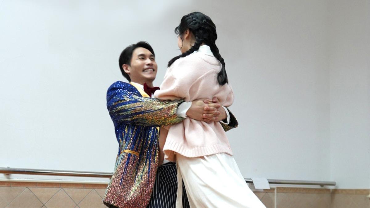 周定緯驚人腰力能轉「10個呼啦圈」 婚禮抱起新娘掀高潮