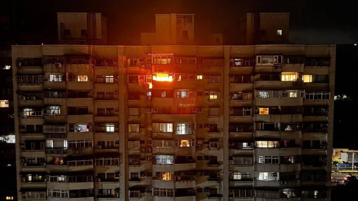 八里區中華路二段大樓發生火警 。（圖／翻攝FB 社團「八里」）