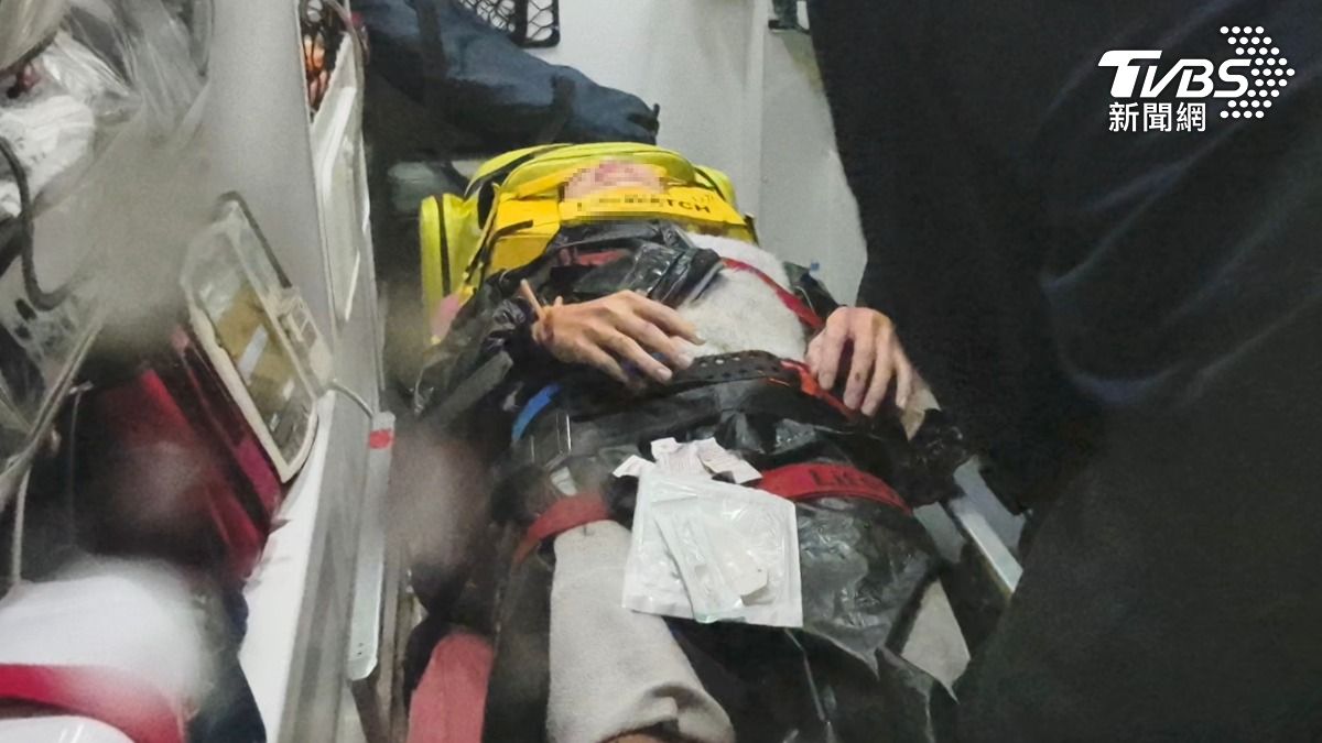 所幸近日因鳳凰颱風外圍環流連日下雨，橋下地面濕軟，郭男獲救時仍意識清楚。（圖／陳冠宇攝）