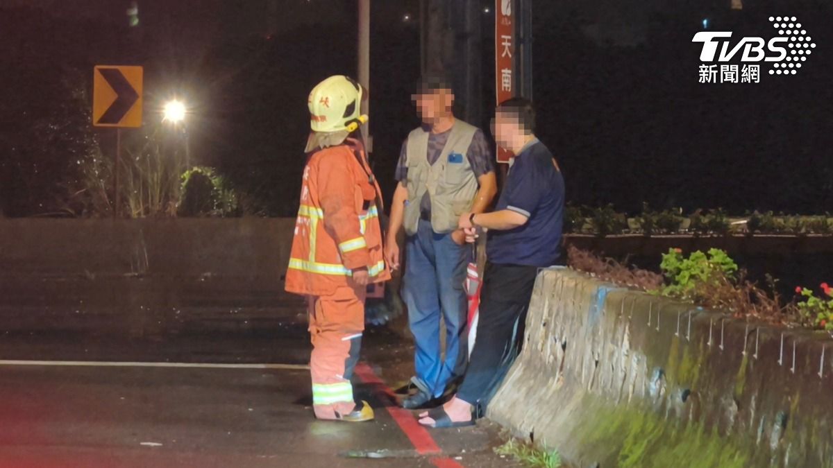 警方指出，汽車駕駛陳男（右一）現場酒測值為0。（圖／陳冠宇攝）