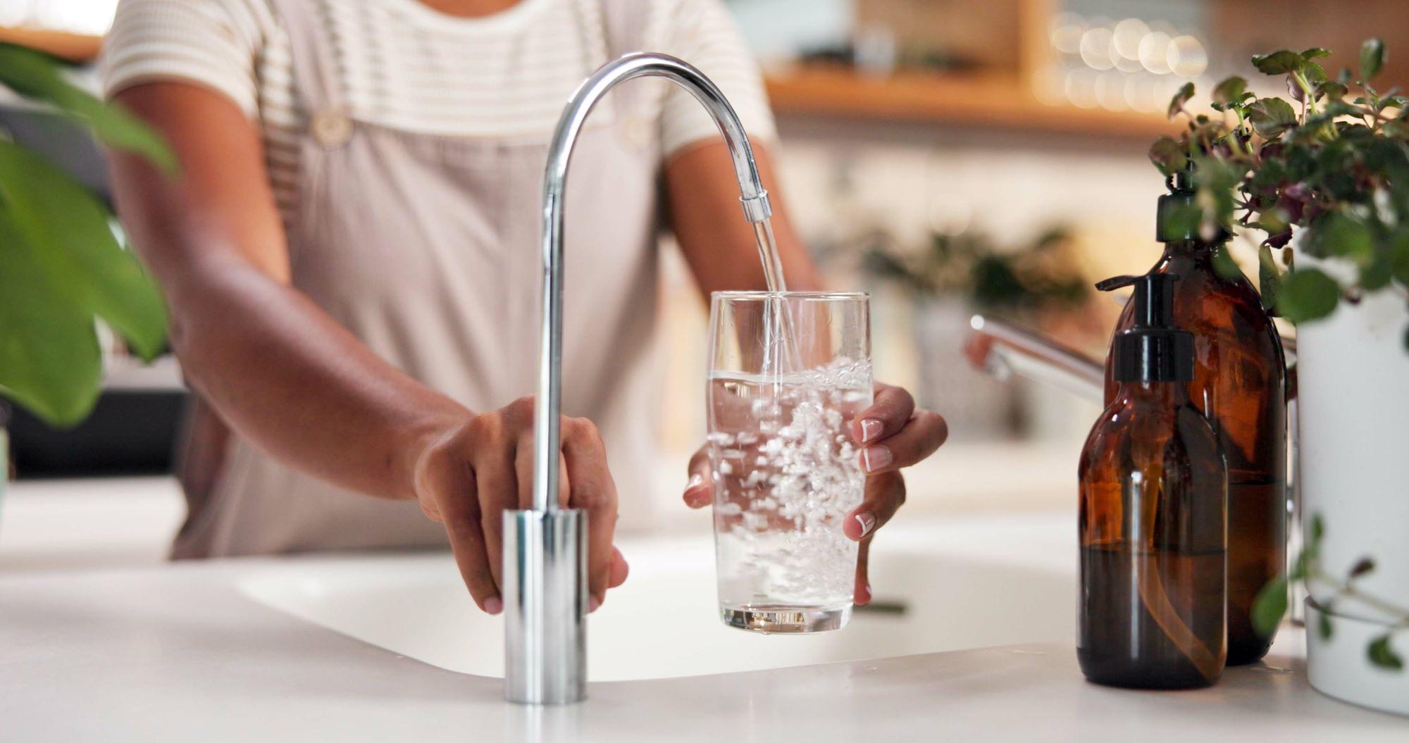 因為「怕水腫」而少喝水是錯誤的,正確喝水反而能幫助消水腫。(示意圖/shutterstock達志影像)