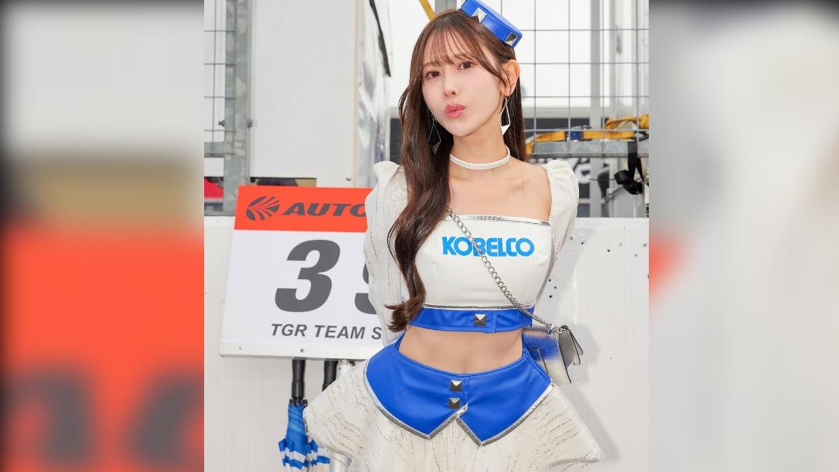 日本賽車皇后名取久留美擔任JKF 11月號雜誌封面人物。（圖／翻攝自IG）