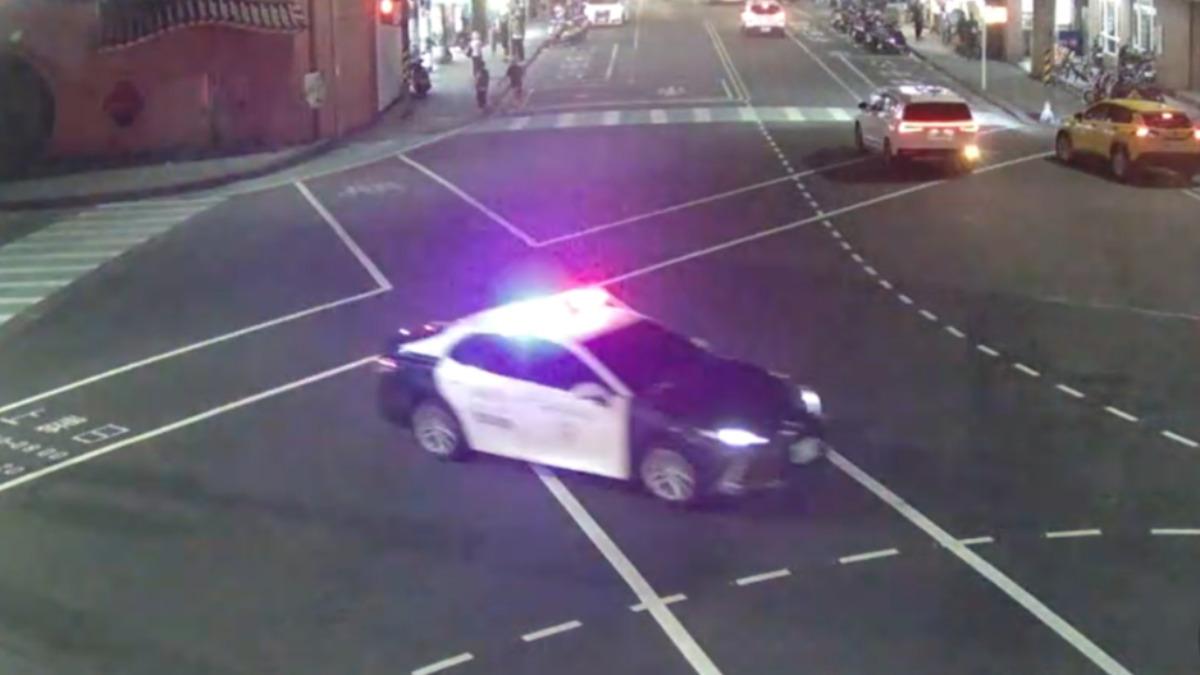 警方立即駕車沿路鳴笛三分鐘就把母子送到醫院救治。（圖／金山分局提供）