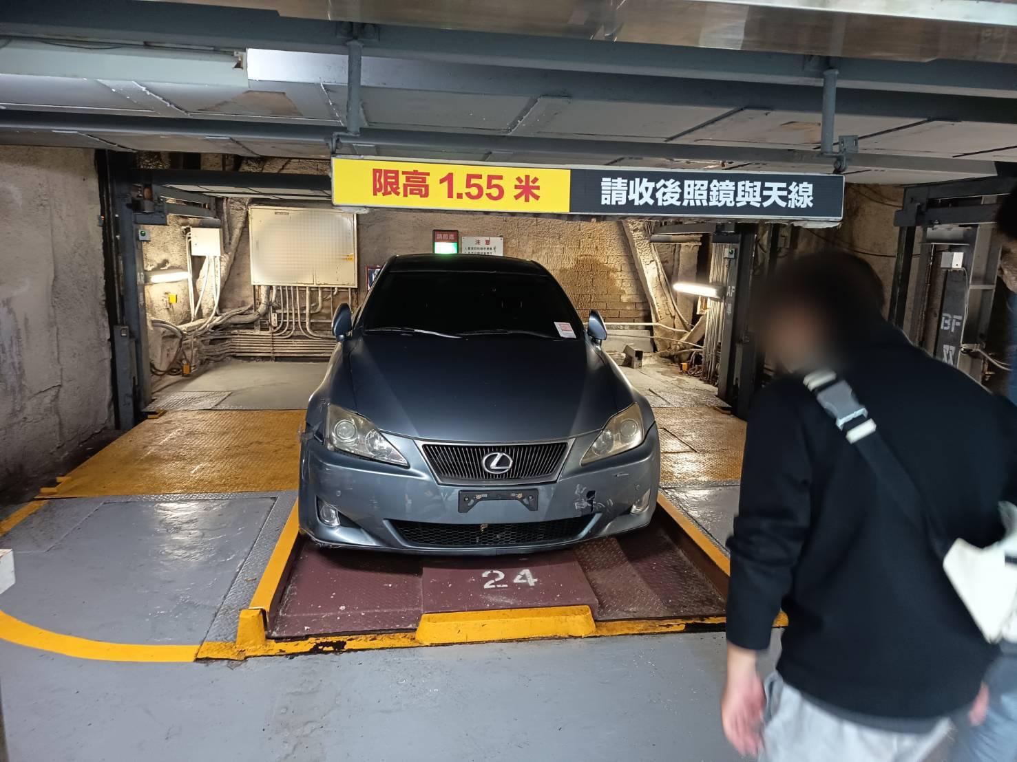 張女因積欠稅罰,名下2006年「LEXUS IS250」被法拍。(圖/法務部行政執行署宜蘭分署提供)