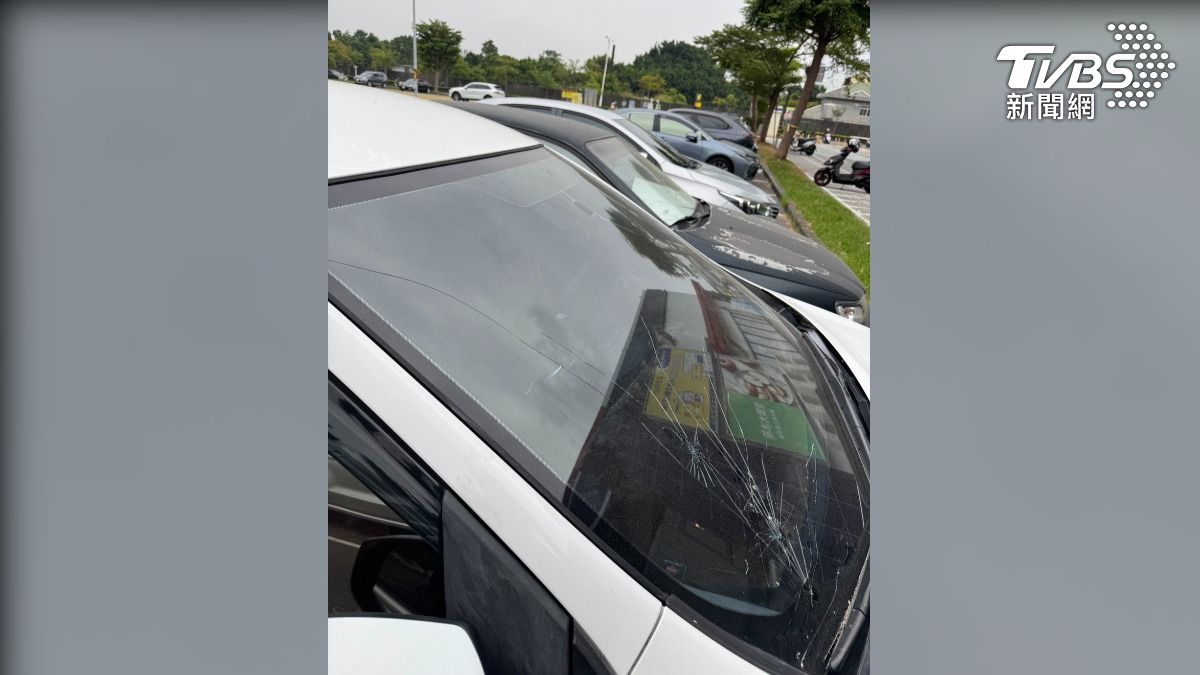 愛車停在停車場內，沒想到卻在半夜被陌生人亂砸，平時沒和人結怨，還刻意停在監視器拍的到的車格內（圖／TVBS）