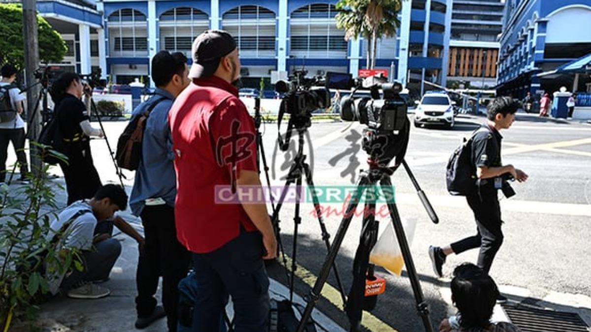 大馬媒體在警局外等候,卻不見黃明志以及律師露面。(圖/中國報提供)