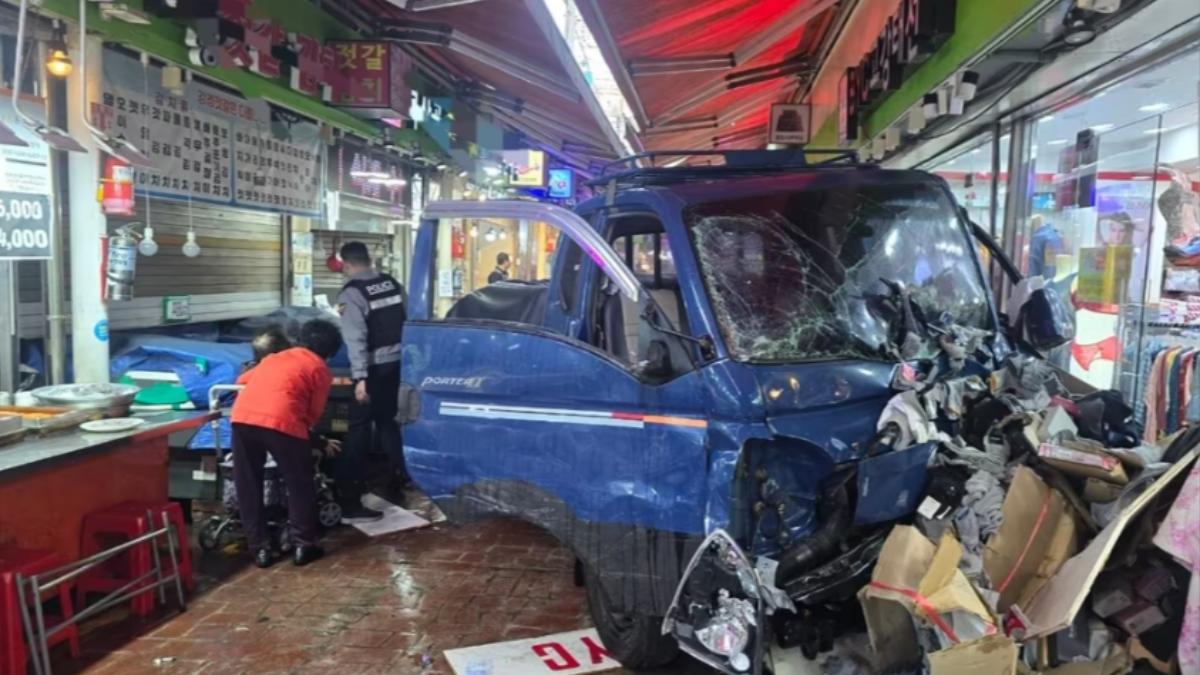 韓國京畿道驚傳貨車在市場內暴衝。（圖／翻攝自富川消防署）