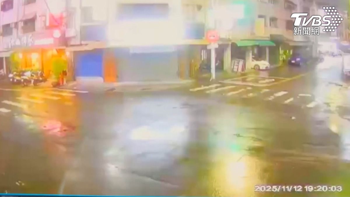 鳳凰颱風登陸，高雄仁武區，持續有閃電、雷擊，巨大的雷擊聲，不少民眾都被嚇到（圖／TVBS）