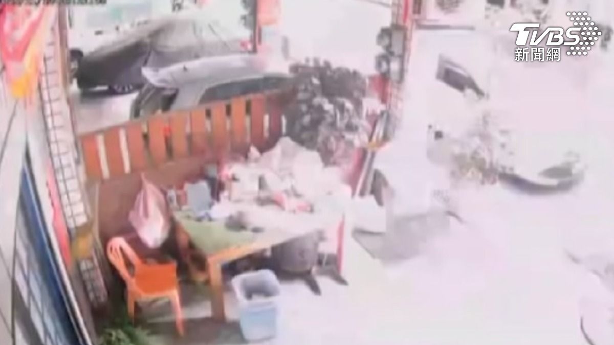 一陣亮光有如白晝，民眾以為是什麼東西爆炸，很像那種電箱爆炸這種感覺，碰一聲超大聲（圖／TVBS）