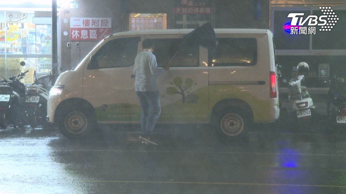 鳳凰颱風登陸前，外圍環流的威力不容小覷，高屏沿海一度吹起9級強陣風（圖／TVBS）