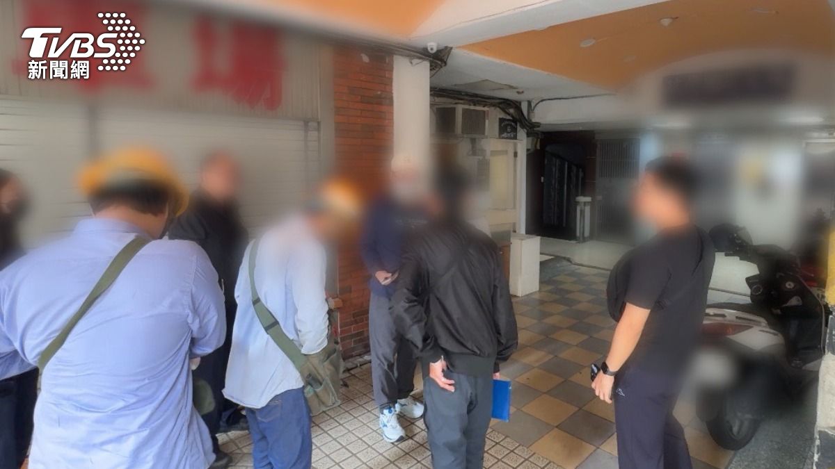 警方與市府團隊前往強制斷水斷電。(圖/TVBS)