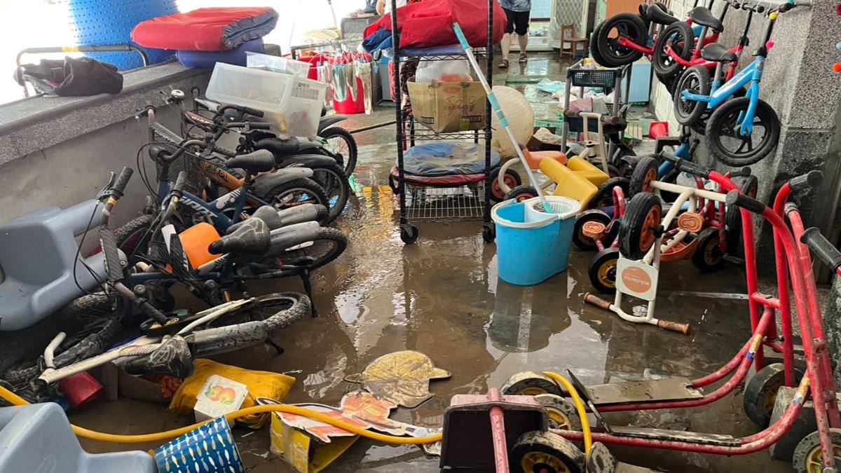 校園滿地泥濘地板隆起,教具全毀。(圖/博愛幼兒園提供)