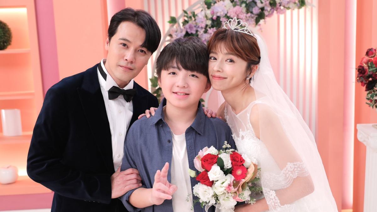 王瞳首度「帶孩子拍婚紗」!幸福全家福曝光 下秒竟當眾哭崩
