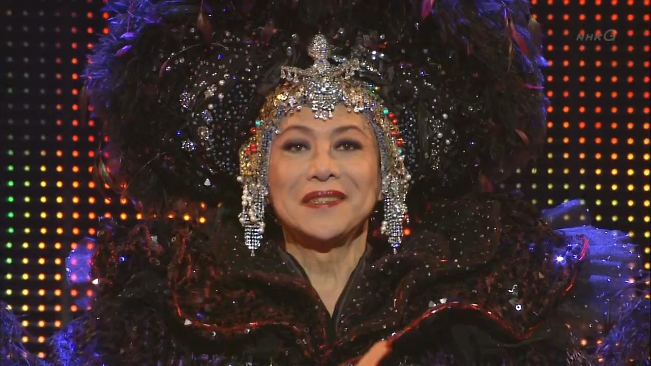 美川憲一的華麗服裝過去曾是《紅白歌唱大賽》的一大亮點。(圖/翻攝自推特)