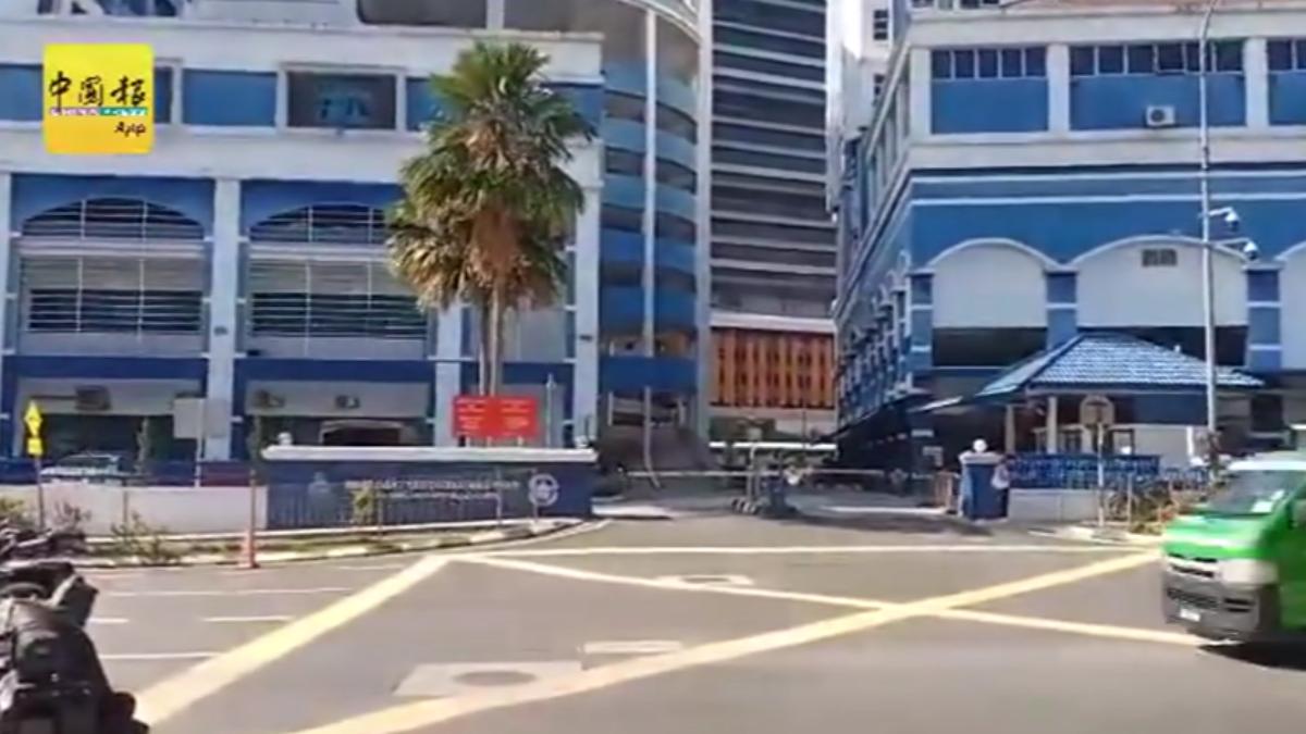 馬來西亞媒體《中國報》守在警局門口等待黃明志保釋。（圖片來源／中國報）