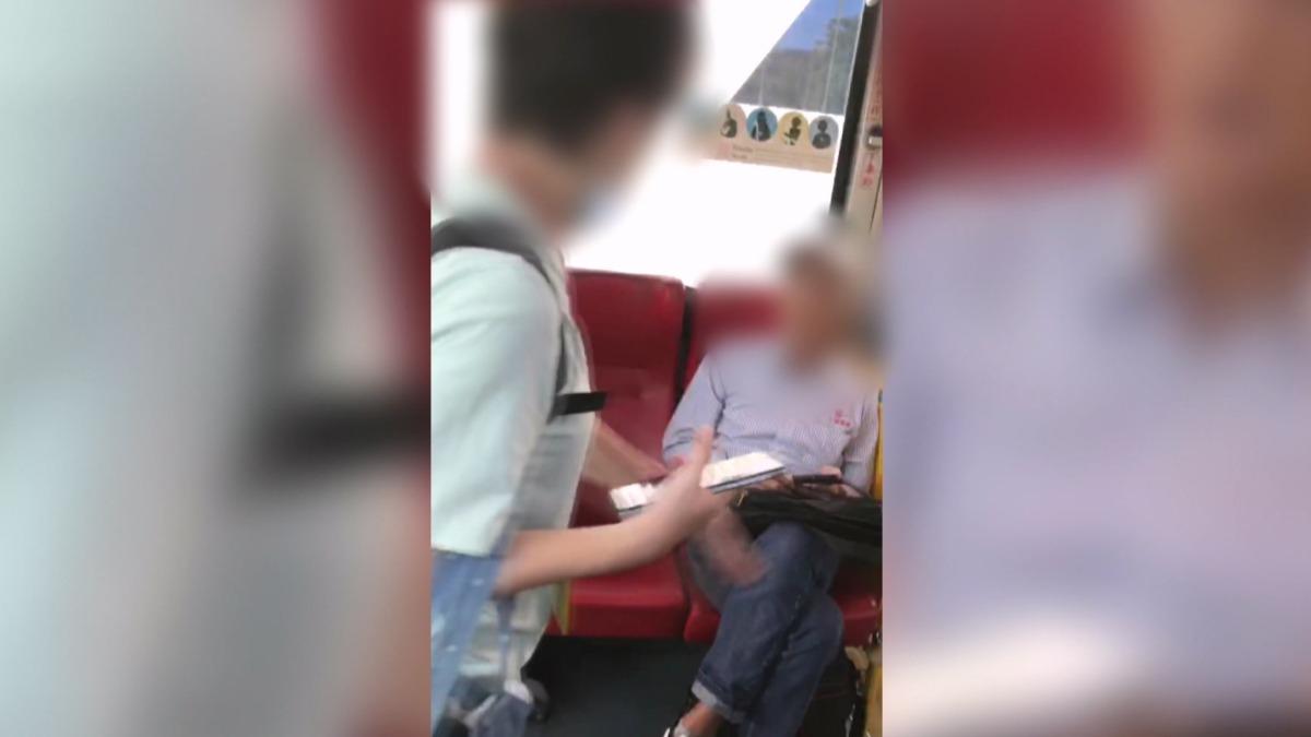 公車座位風波!背包女被拒讓座爆氣 「特殊狀況」背後真相曝光。(圖/記者爆料網)