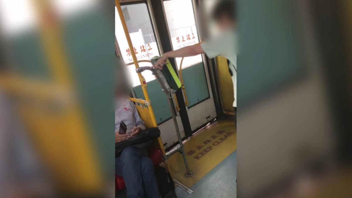「不要吵」引爆公車口角 特殊女情緒激動。(圖/記者爆料網)