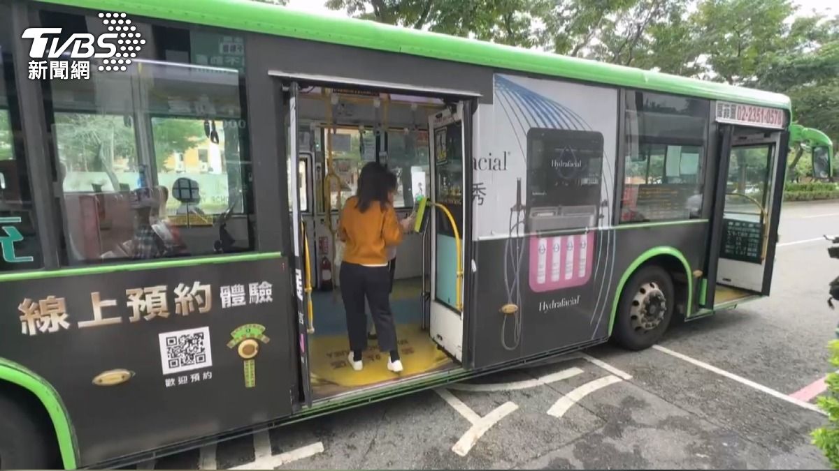 背包女要求讓座 公車上演激烈爭執。(圖/TVBS)