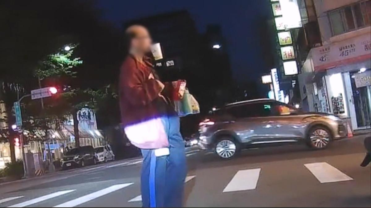 嘴咬飲料杯偷電腦包!慣竊「衣服還掛吊牌」被逮 是百貨頭痛人物。(圖/Threads l19910903)