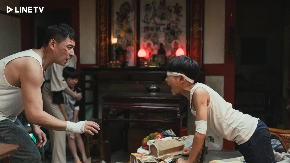 洪君昊(右)劇中與豬靈魂交換後把家裡弄得一團糟。(圖/LINE TV提供)