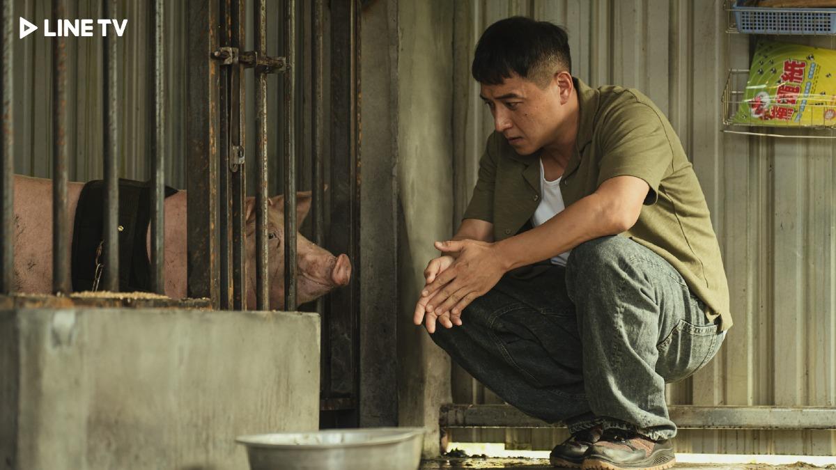 鄭人碩透露有養豬經驗,對豬舍不陌生。(圖/LINE TV提供)
