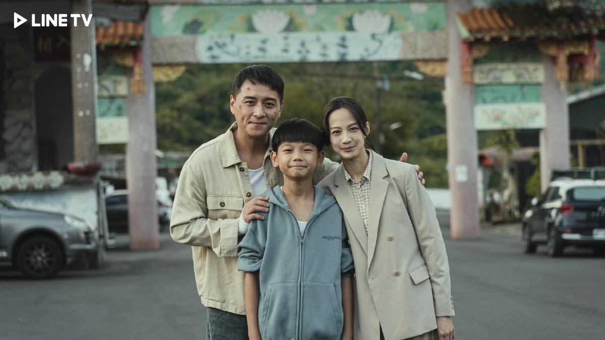 鄭人碩(右)、簡嫚書在《豬人》飾演一對離異夫妻,大兒子洪君昊(中)意外與豬交換靈魂。(圖/LINE TV提供)