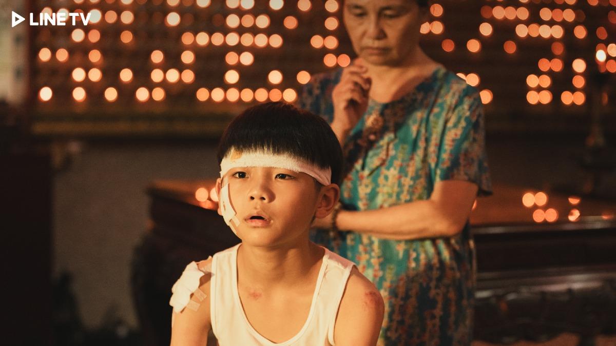 洪君昊(左)飾演的「小偉」被懷疑中邪帶去收驚。(圖/LINE TV提供)