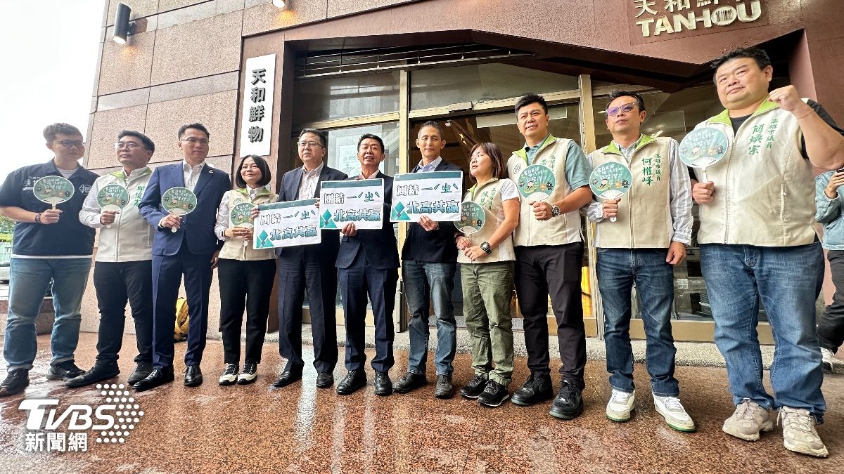 許智傑率跨黨派議員大陣仗北上登記初選。（圖／潘袁詩羽攝）