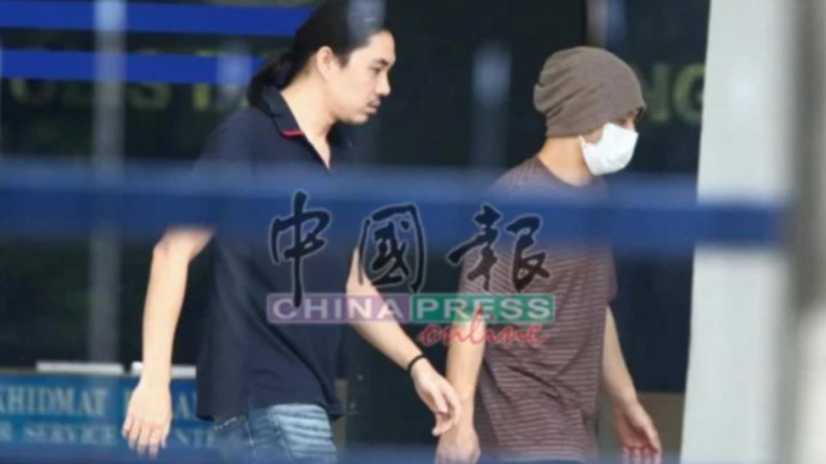 快訊/黃明志保釋露面了!穿灰衣、戴口罩 女友陪同離開警局