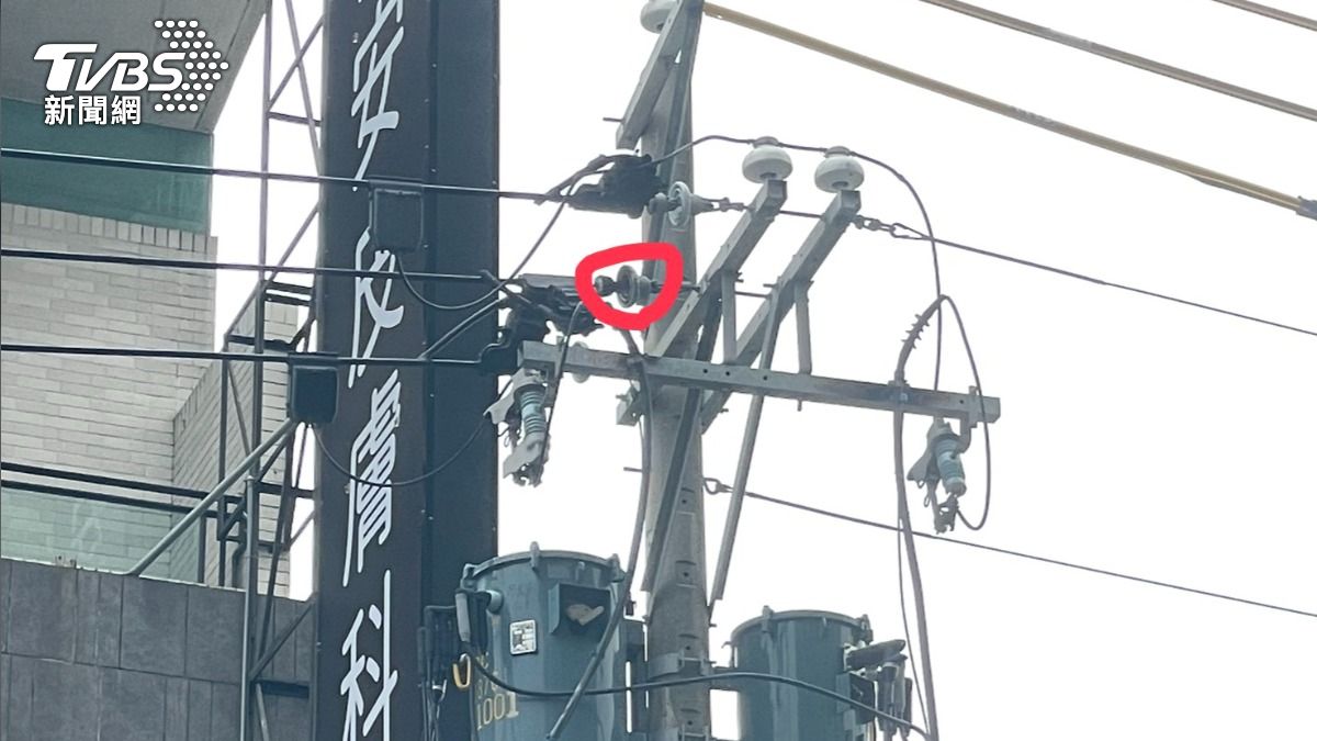 電桿上的「懸垂礙子」,疑似遇到雨天絕緣不良,,引起饋線的瞬跳,火光猛烈竄出,瞬間傳出爆炸聲。(圖/TVBS)