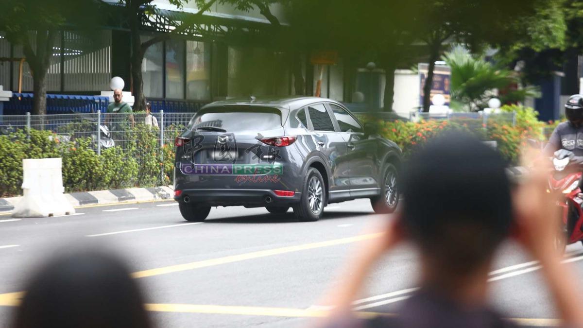 黃明志和律師、女友等人搭車離開。(圖/中國報提供)
