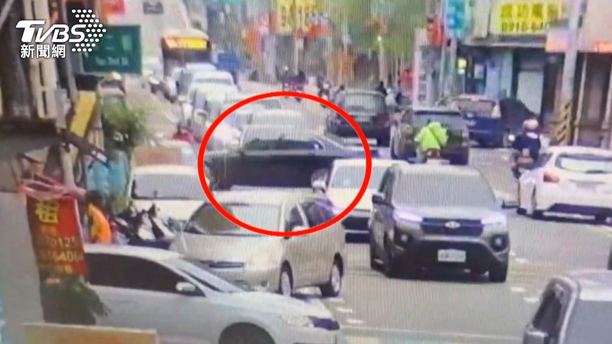 熱心民眾協助指揮交通,賓士車周圍聚集了民眾和救護人員,大家都想幫助卡在車底的騎士脫困。(圖/消防隊提供)