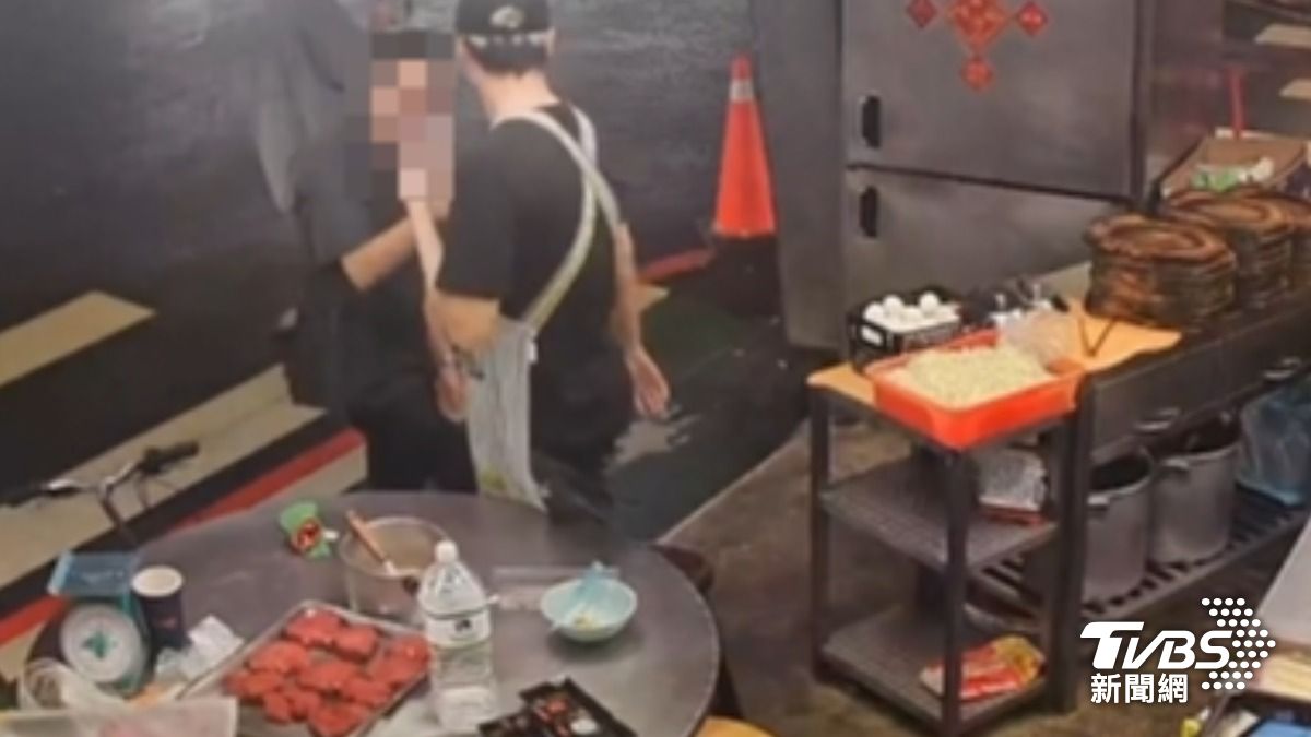 藍衫男(左)疑欲搶手機，指甲抓傷店員(右)手臂。（圖／TVBS）