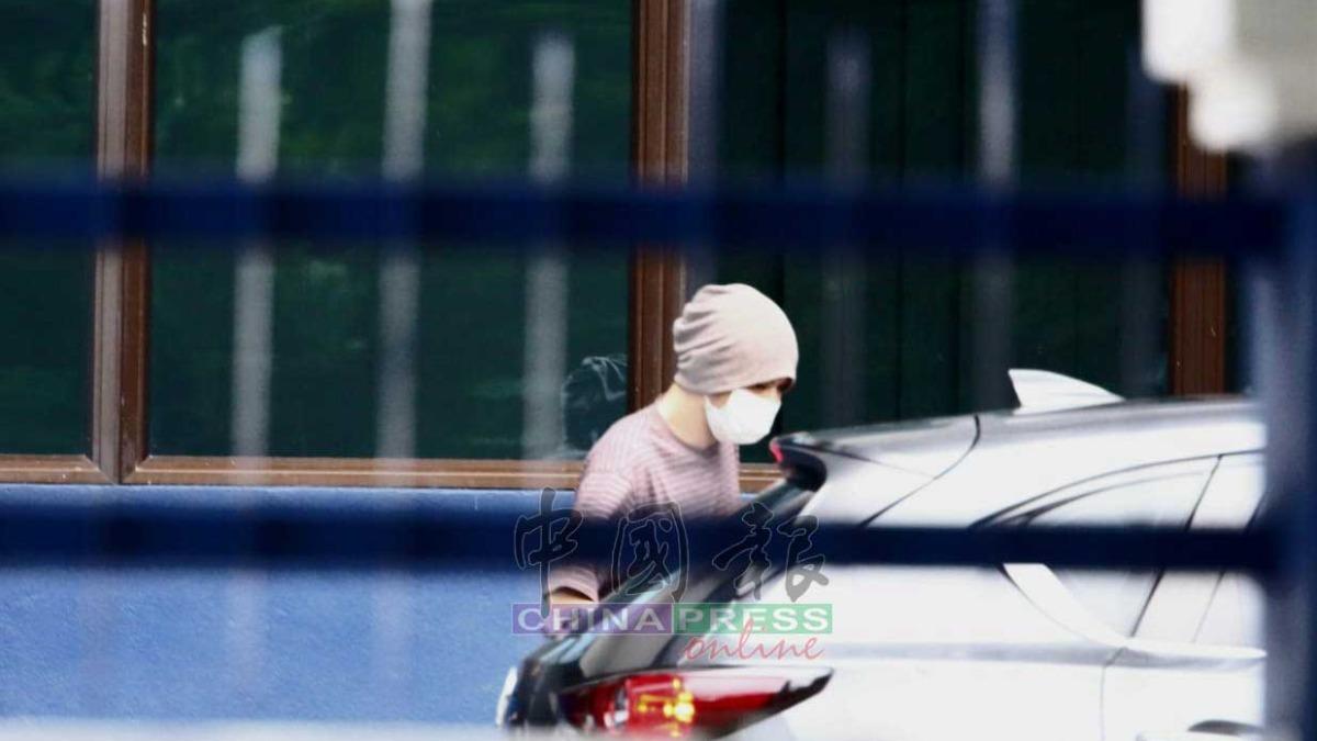 黃明志重獲自由,獲得警方口頭保釋離開警局。(圖/翻攝中國報)