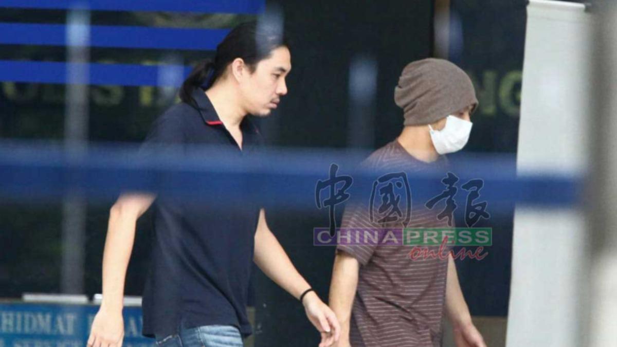 黃明志在律師陪同下現身,直接驅車離開現場。(圖/翻攝中國報)
