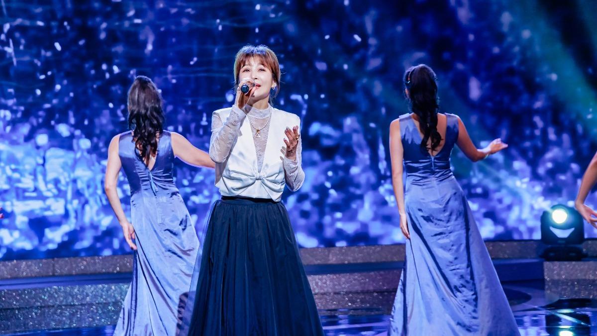 蔡秋鳳演唱〈金包銀〉。（圖／中視提供)
