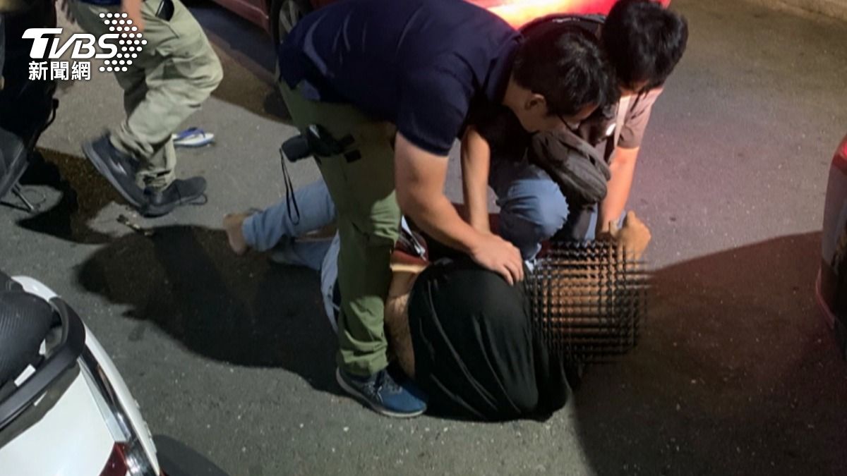 醫院尋仇開槍！警追到死巷，3男欲「棄車落跑」遭壓制。（圖／TVBS）