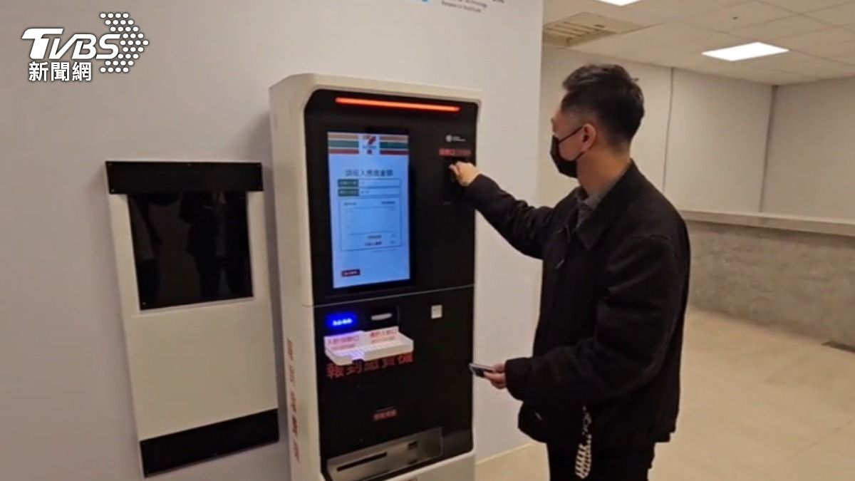 超商推出自助取貨。(圖/TVBS)