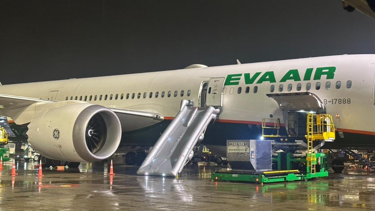 長榮航空12日晚間11點35分的班機，因為人員不慎釋放救生滑梯，造成延誤兩小時。（圖／旅客提供）