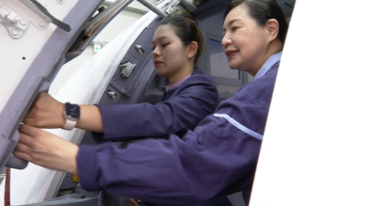 起飛前機務人員需要檢查安全門設備，將手動模式切換成自動模式，確保遇到緊急狀況能夠自動開啟。（圖／TVBS示意畫面）