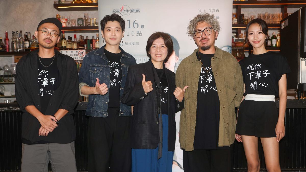 製片葉紹威(左起)、侯彥西、黃柔閩、導演鍾維恆、演員黃珮琪出席茶敘。(圖/公視提供)