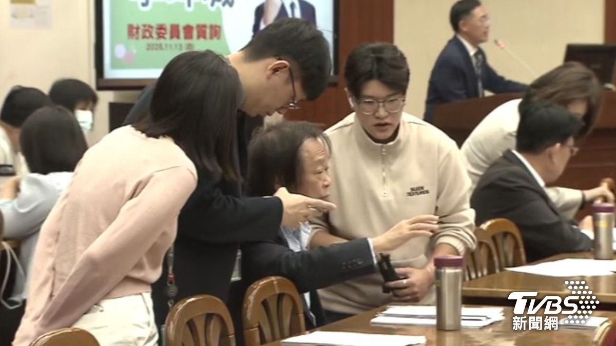 王世堅與幕僚(圖/TVBS資料畫面)