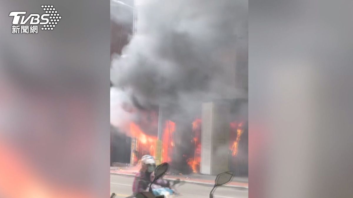 台中燈具行爆炸起火！劈啪聲嚇壞居民　一樓燒光幸無傷亡。(圖／民眾提供)